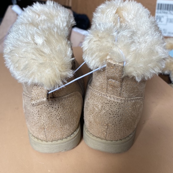 Kids cat & jack fluffy warm and cozy cuddly winter boots tan multiple sizes - Picture 2 of 6